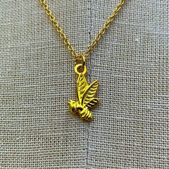 NWT Sterling Silver Plated Chain & Bee Alloy Metal Charm Necklace - Picture 1 of 10